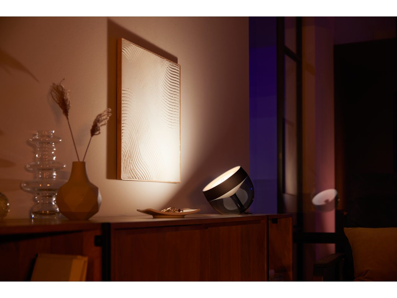 philips-hue-iris-masa-lambasi-siyah-ve-beyaz