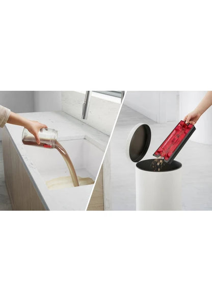 Dyson WashG1™ temizleme tankı boşaltma süreci; su akıyor ve kirli su haznesi çöpe atılıyor.4